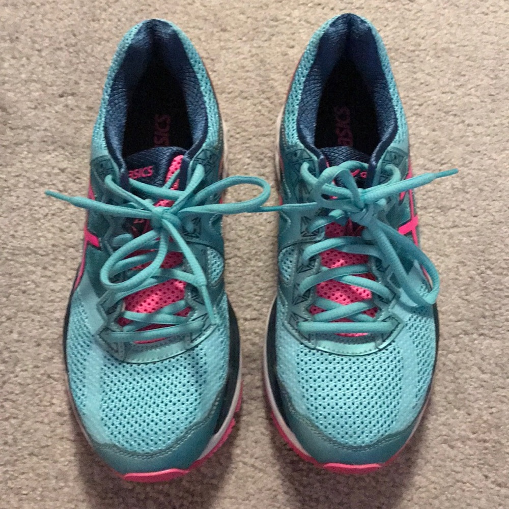 ASICS GT-2000 women’s sneakers